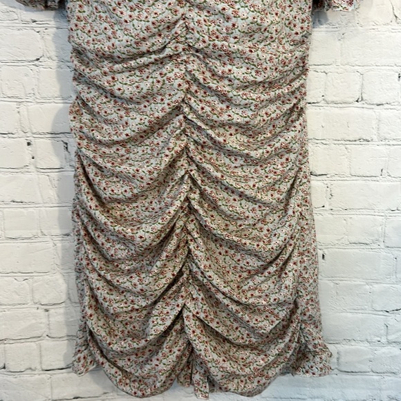 SBetro flattering ruched dress with low V - Picture 3 of 8